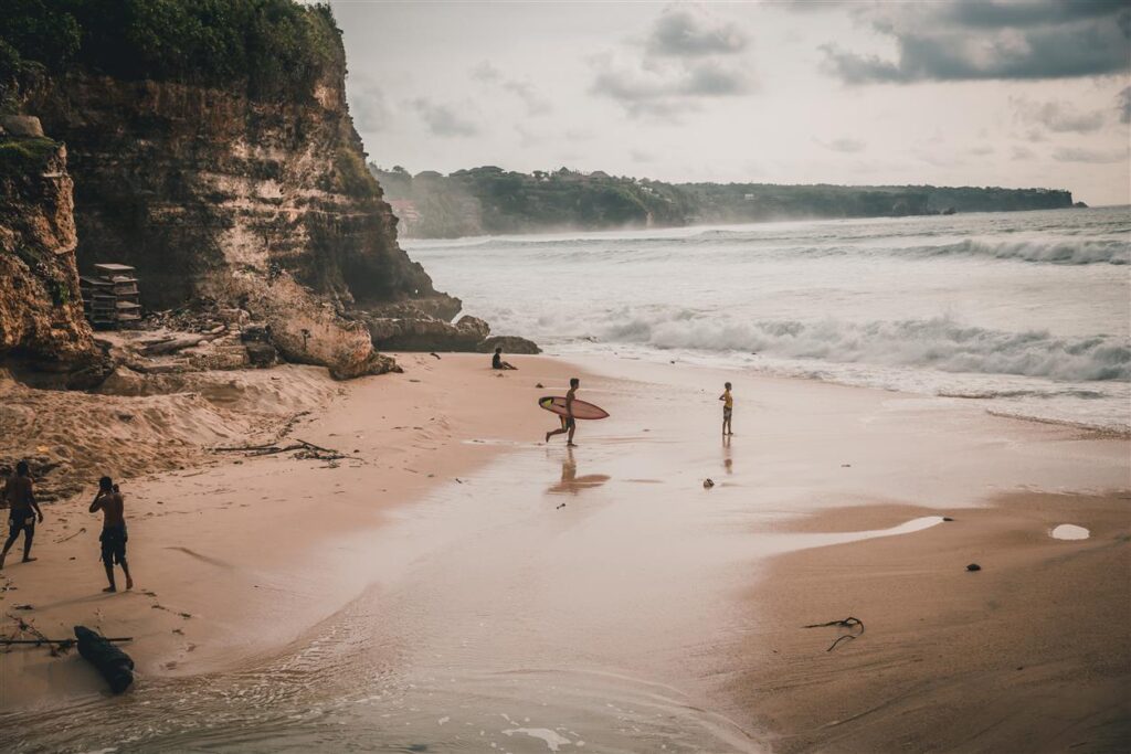 Entstanden aus der Kraft des Ozeans und der Energie der Jugendkultur, hat sich Hurley zu einer weltweit anerkannten Marke entwickelt, die Surf-, Skate- und Lifestyle-Mode vereint. Bekannt für seine markanten Designs und funktionale Bekleidung, steht Hurley für Freiheit, Kreativität und Abenteuer.